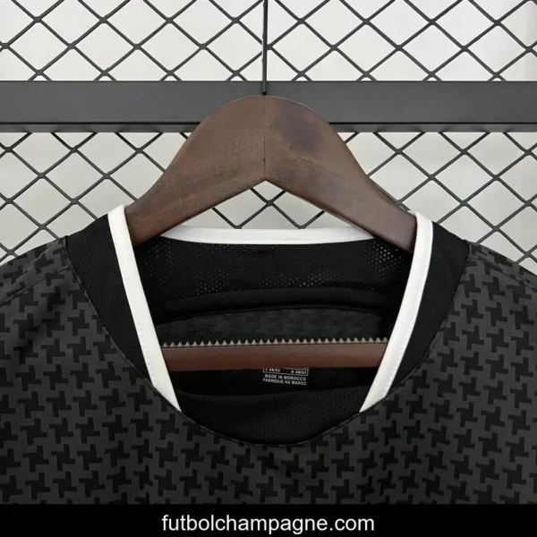 03_05 Retro Manchester United Away Jersey - Image 4