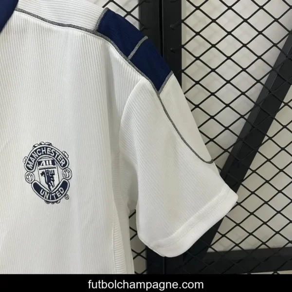 00_01 Retro Manchester United Away Jersey - Image 6